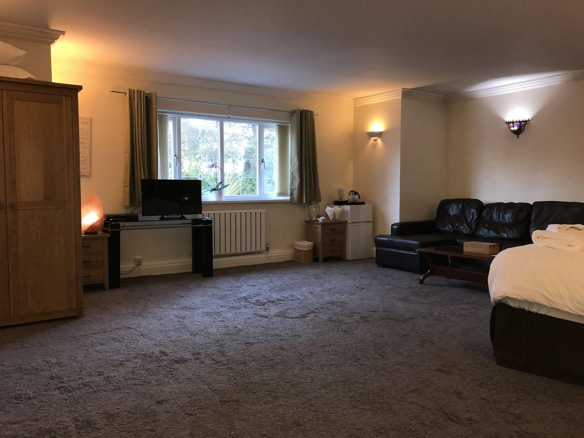 Halebarns Guesthouse Manchester Airport (Adults Only) Ringway Dış mekan fotoğraf